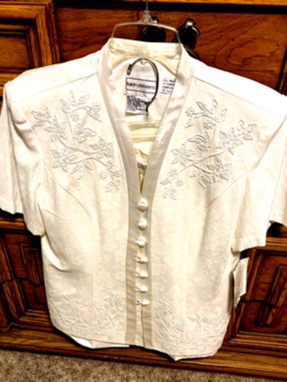 Karin Stevens ivory short sleeve embroidered suit (top & skirt) women's size L